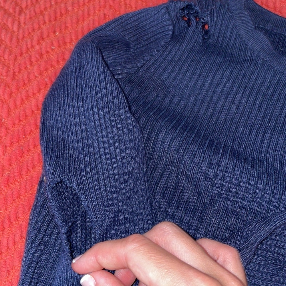 Distressed sweater - Picture 2 of 3